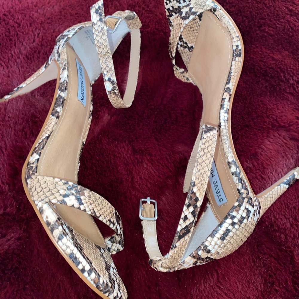 Steve Madden SOLD OUT “Stecia” Sandals.